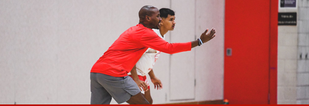 coach mo on court